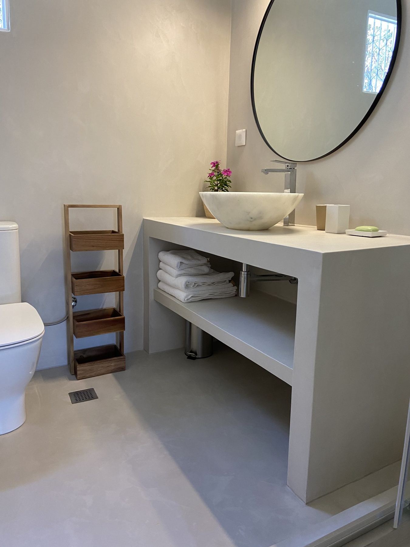 Bathroom with a marble basin and folded towels